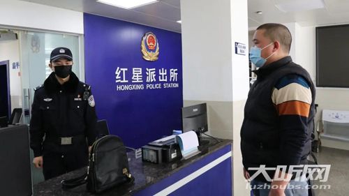 粗心家長4萬學(xué)費(fèi)落車上，瀘州的哥拾金不昧暖人心